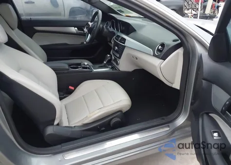 2013 Mercedes-Benz C 250 z USA, uszkodzony, nr VIN WDDGJ4HB8DF976187